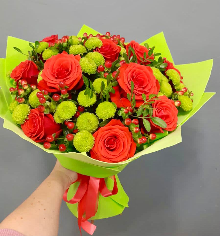 Букет цветов из: Хризантемы и Розы в Красном Октябре