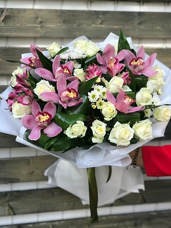 Букет цветов из: Розы и Хризантемы в Красном Октябре