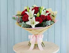 Букет цветов из:  Лилии и Розы в Красном Октябре