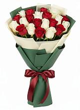 Букет Микс из красных и белых роз в Красном Октябре