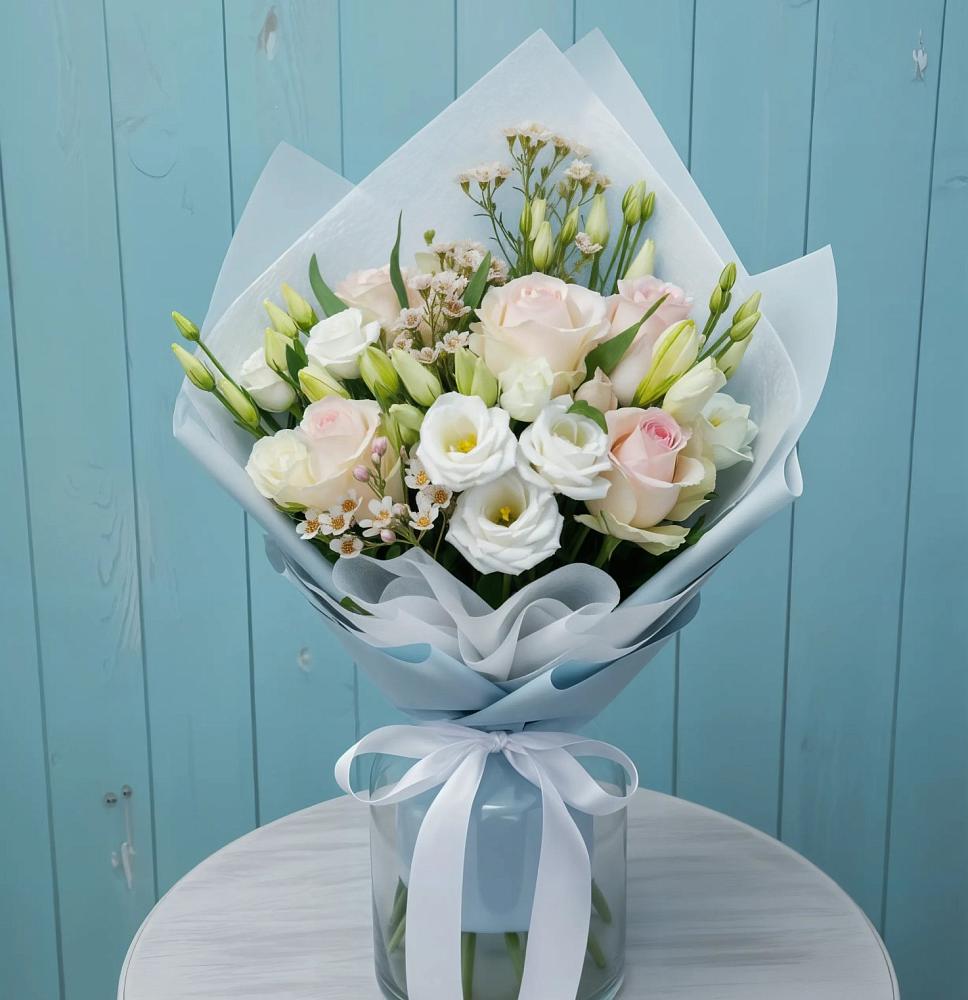 Букет цветов из: Розы и Лизиантусы в Красном Октябре