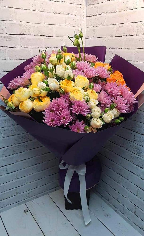 Букет цветов из: Хризантемы и Розы в Красном Октябре