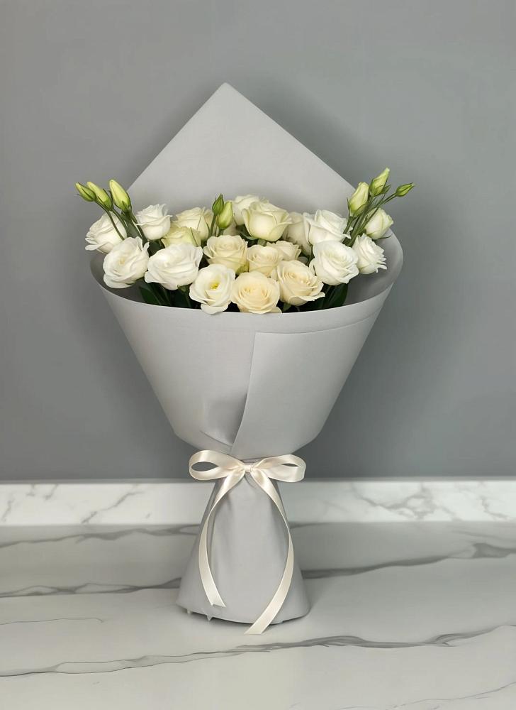 Букет цветов из: Розы и Лизиантусы в Красном Октябре