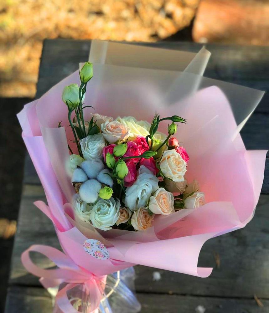 Букет цветов из: Розы и Лизиантусы в Красном Октябре