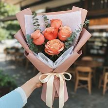 Букет цветов из:  Розы в Красном Октябре