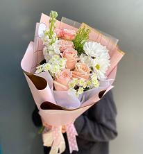 Букет цветов из:  Хризантемы и Розы в Красном Октябре