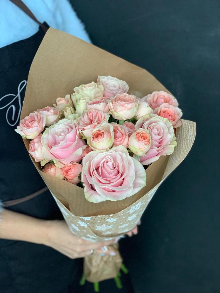 Букет цветов из: Хризантемы и Розы в Красном Октябре