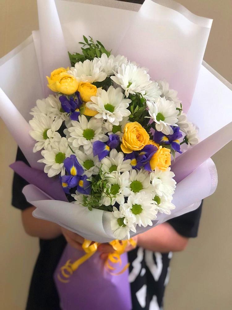 Букет цветов из: Ирисы, Хризантемы и Розы в Красном Октябре