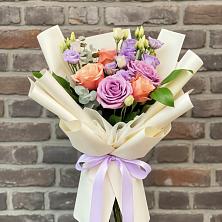 Букет цветов из:  Лизиантусы и Розы в Красном Октябре