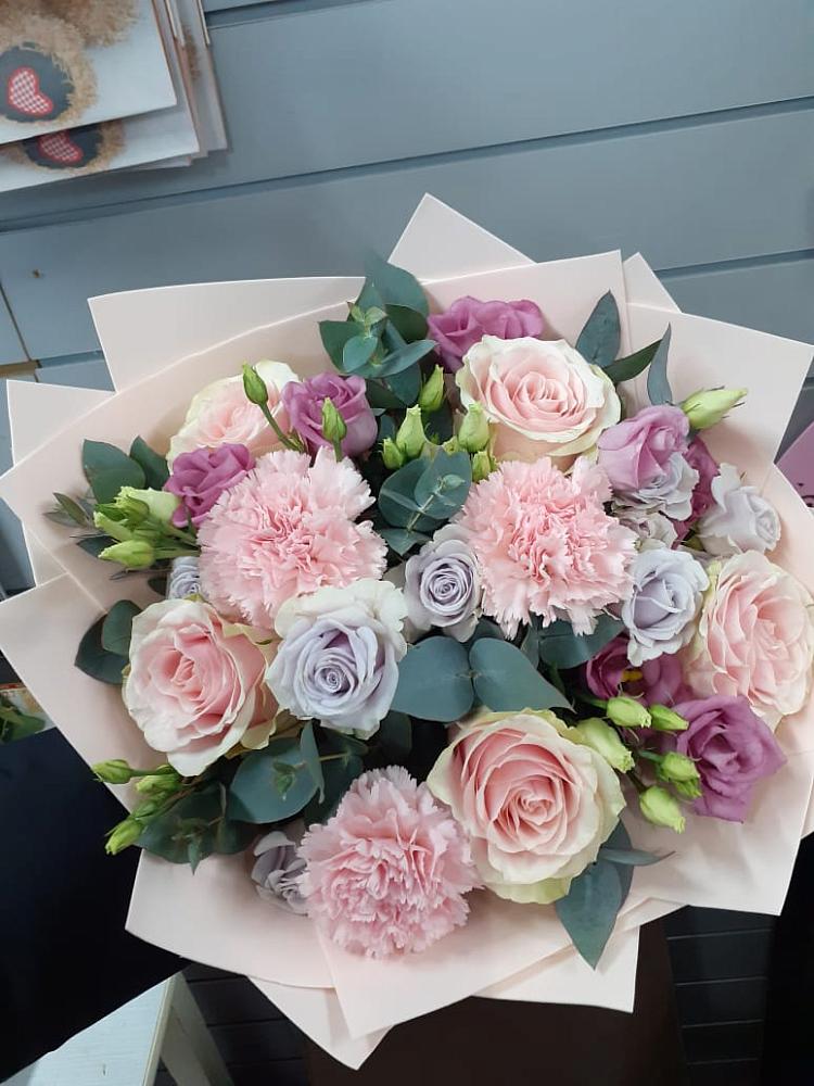 Букет цветов из: Розы, Гвоздики и Лизиантусы в Красном Октябре