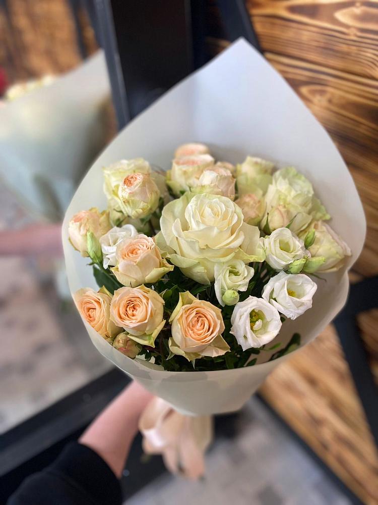 Букет цветов из: Розы и Лизиантусы в Красном Октябре